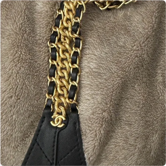 Elegant Black hobo Quilted Shoulder Bag - Picture 4 of 7